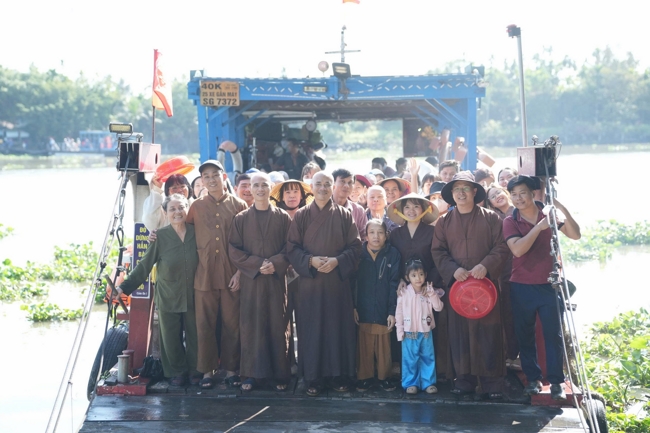 Phóng sinh tại bến phà Bình Mỹ