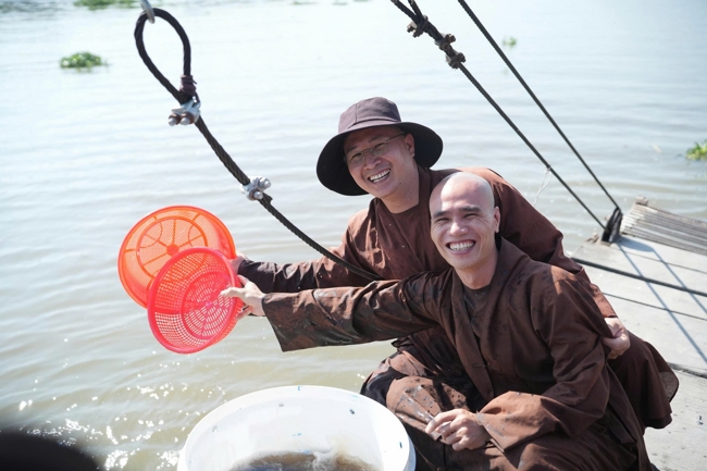 Phóng sinh tại bến phà Bình Mỹ