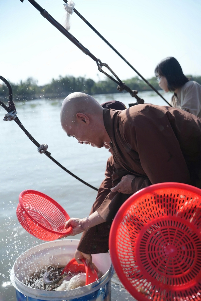 Phóng sinh tại bến phà Bình Mỹ