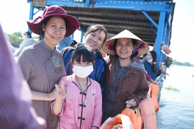 Phóng sinh tại bến phà Bình Mỹ