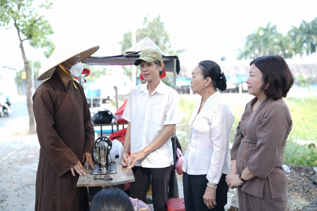 Chương trình từ thiện “Phương tiện nghĩa tình”.