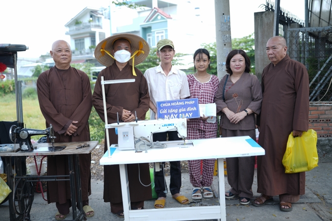 Chương trình từ thiện “Phương tiện nghĩa tình”.