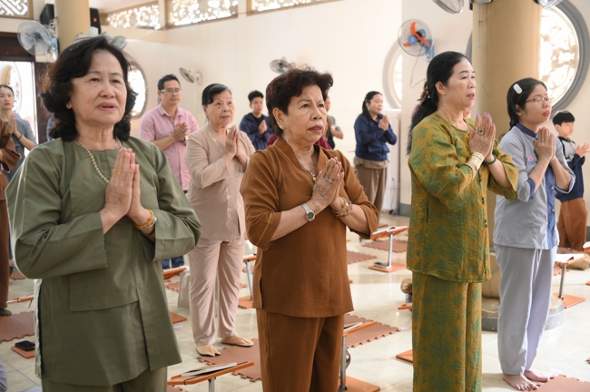 Phóng sinh tại bến phà Bình Mỹ