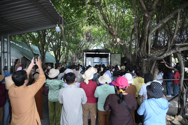 Phóng sinh tại bến phà Bình Mỹ