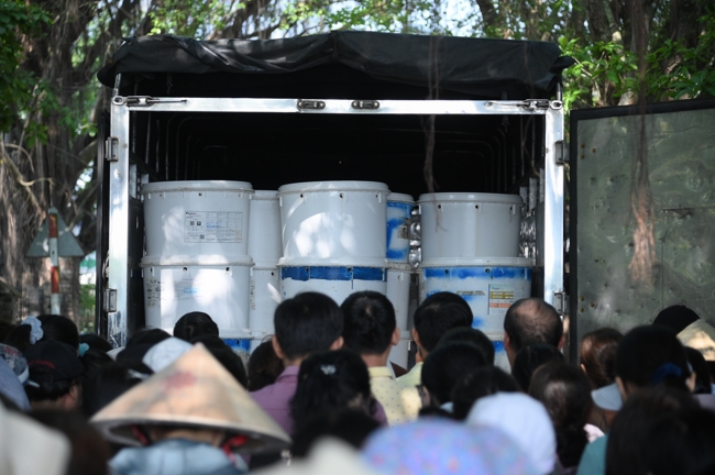 Phóng sinh tại bến phà Bình Mỹ