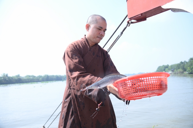 Phóng sinh tại bến phà Bình Mỹ