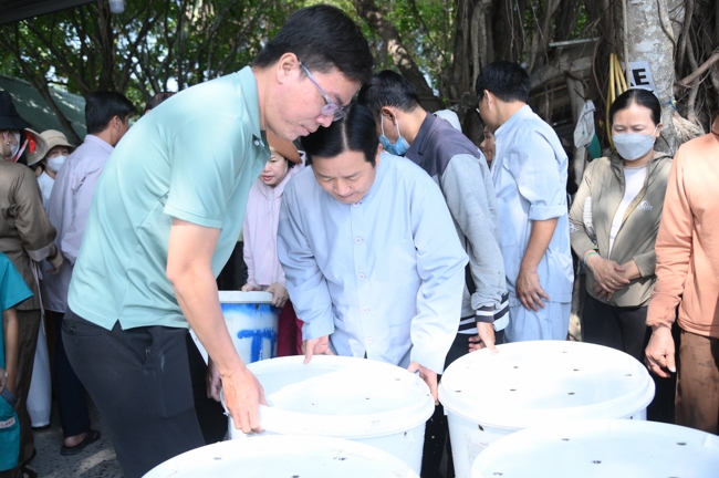 Phóng sinh tại bến phà Bình Mỹ