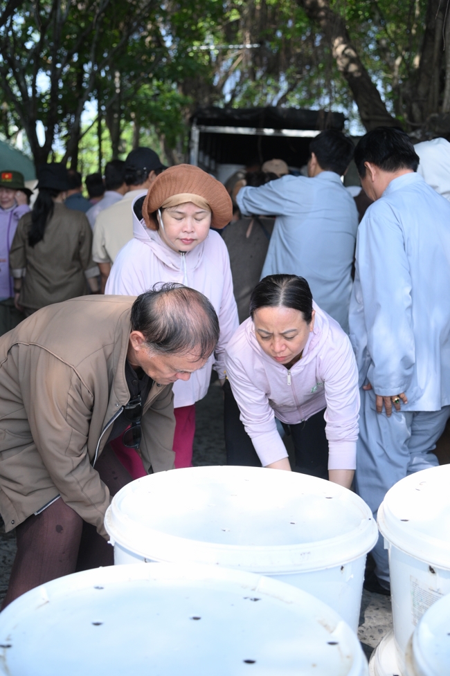Phóng sinh tại bến phà Bình Mỹ
