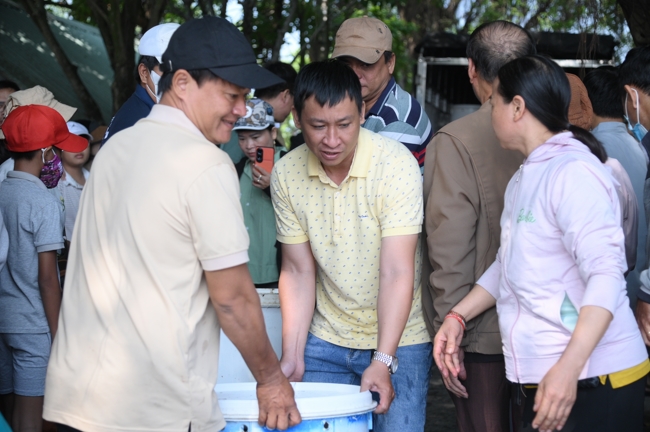 Phóng sinh tại bến phà Bình Mỹ