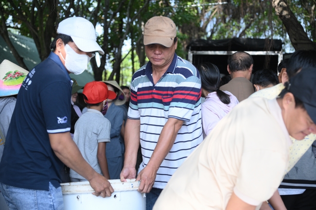 Phóng sinh tại bến phà Bình Mỹ