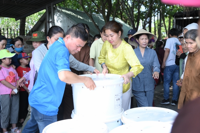 Phóng sinh tại bến phà Bình Mỹ