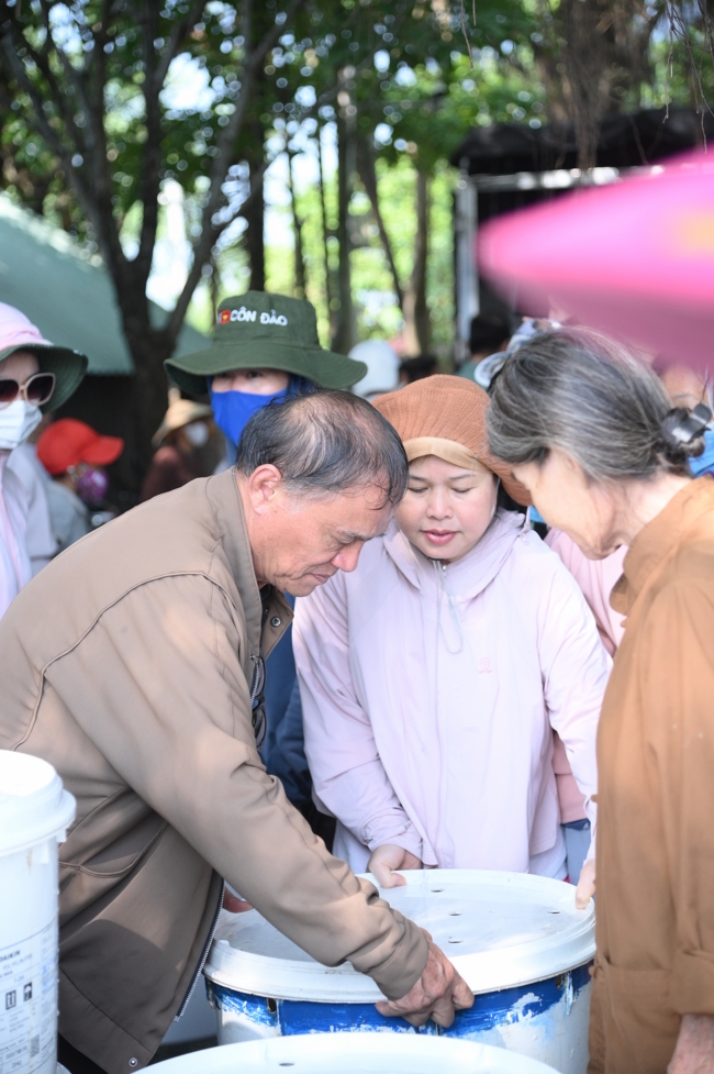 Phóng sinh tại bến phà Bình Mỹ