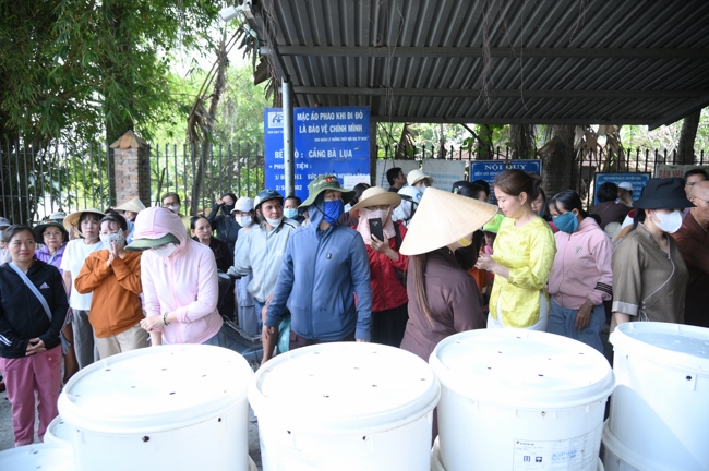 Phóng sinh tại bến phà Bình Mỹ