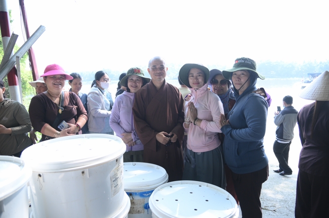 Phóng sinh tại bến phà Bình Mỹ