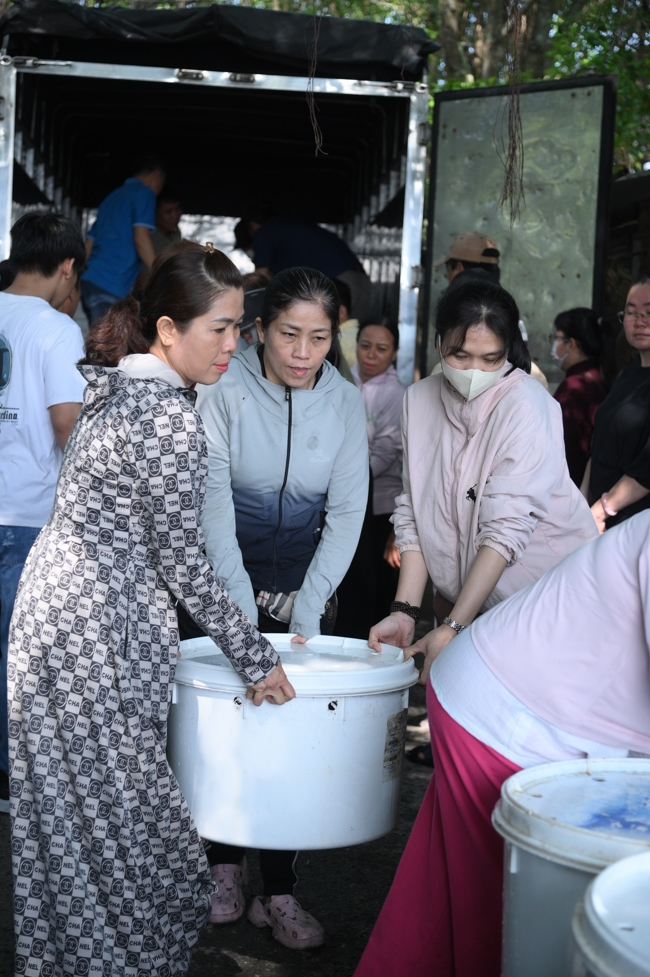 Phóng sinh tại bến phà Bình Mỹ