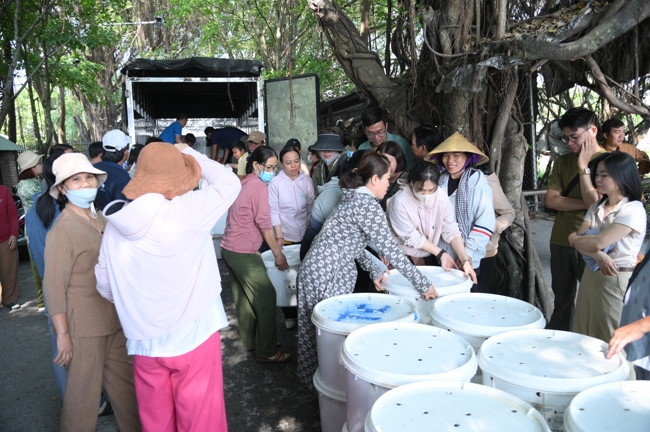 Phóng sinh tại bến phà Bình Mỹ