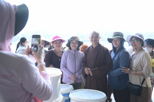 Phóng sinh tại bến phà Bình Mỹ