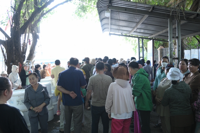 Phóng sinh tại bến phà Bình Mỹ