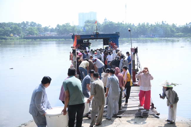 Phóng sinh tại bến phà Bình Mỹ