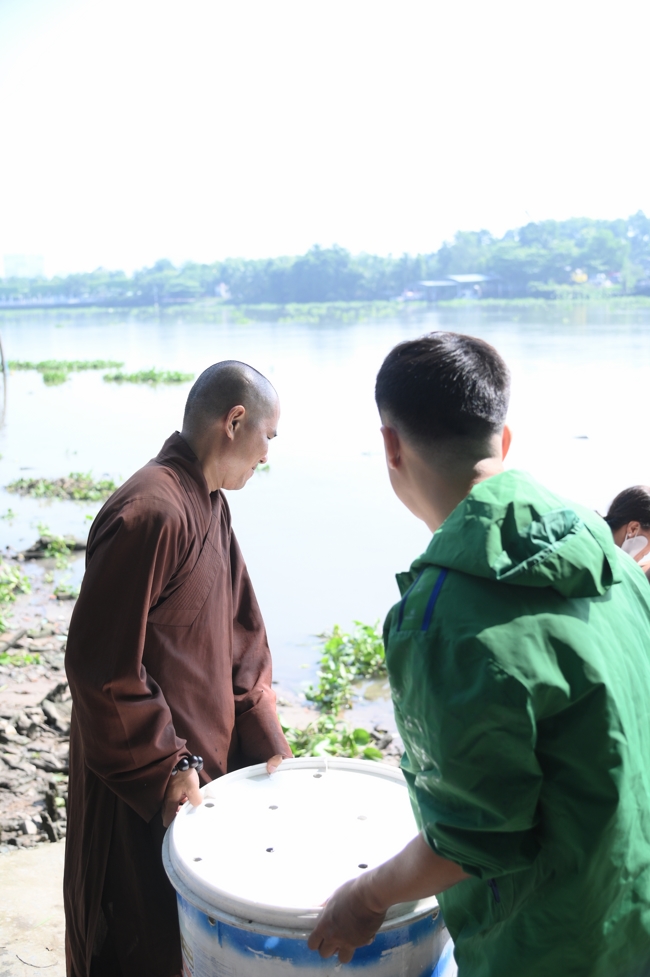 Phóng sinh tại bến phà Bình Mỹ