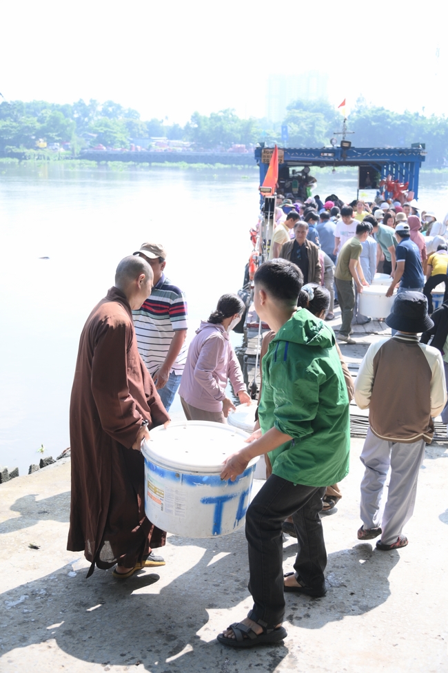 Phóng sinh tại bến phà Bình Mỹ