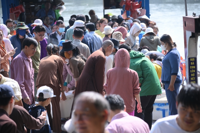 Phóng sinh tại bến phà Bình Mỹ