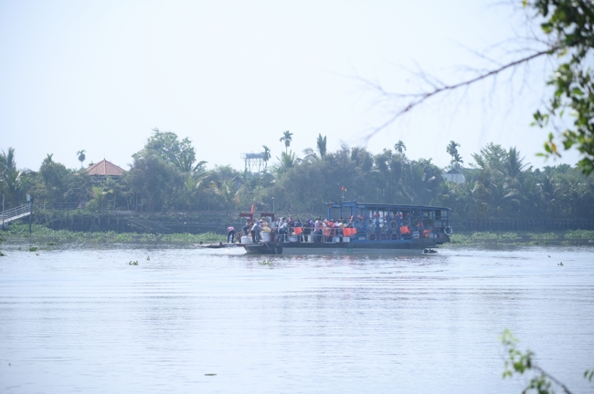 Phóng sinh tại bến phà Bình Mỹ