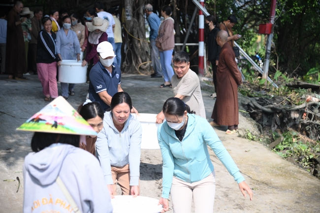 Phóng sinh tại bến phà Bình Mỹ