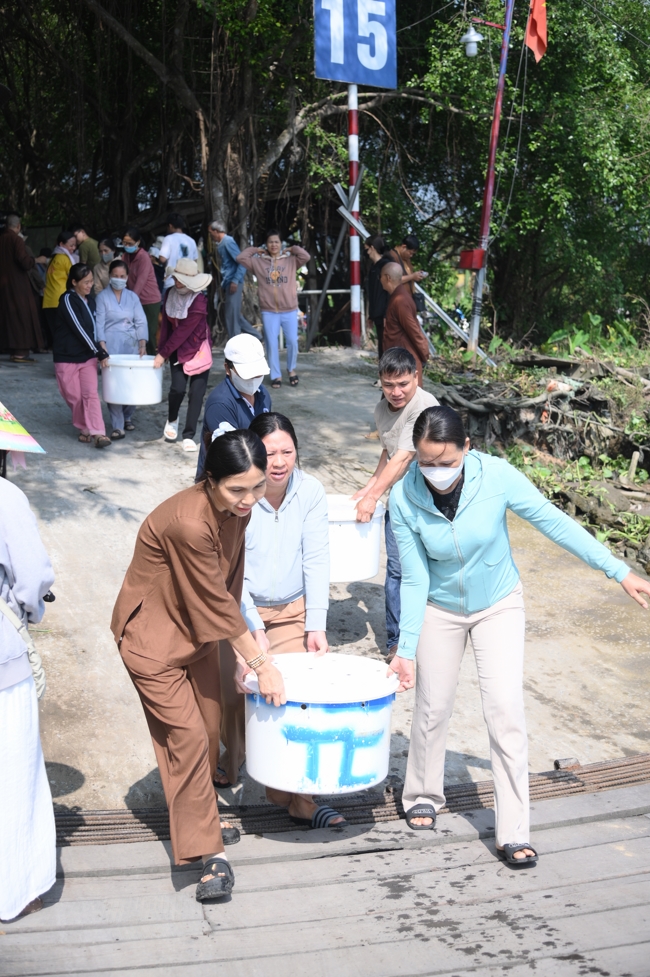 Phóng sinh tại bến phà Bình Mỹ