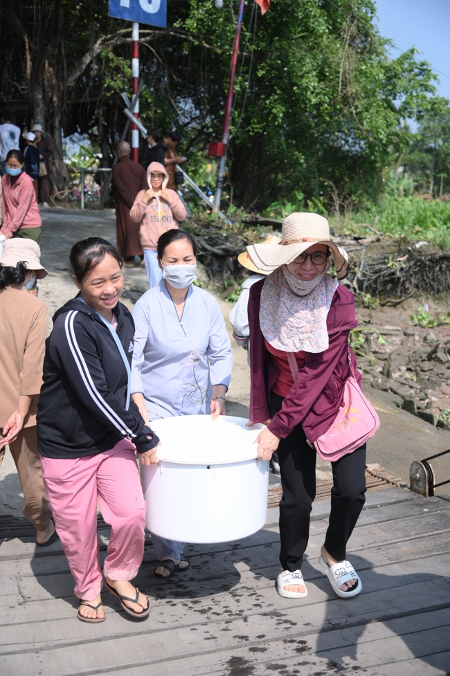 Phóng sinh tại bến phà Bình Mỹ