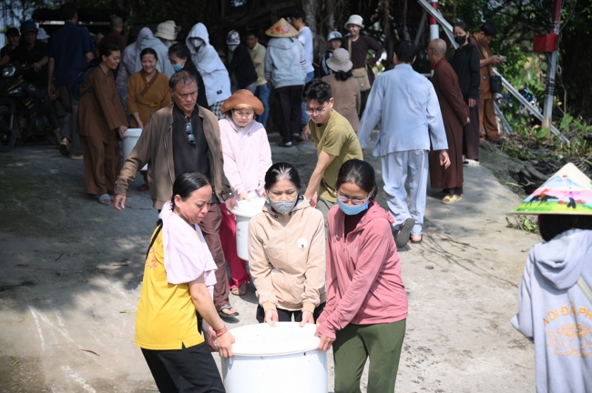 Phóng sinh tại bến phà Bình Mỹ