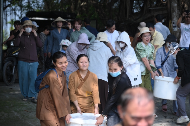 Phóng sinh tại bến phà Bình Mỹ