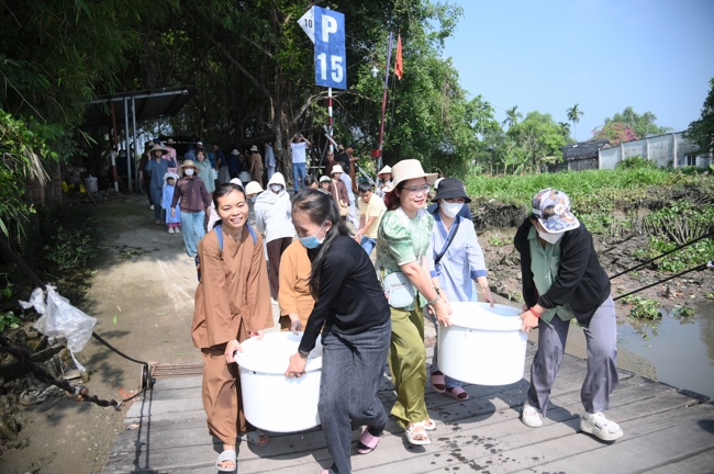 Phóng sinh tại bến phà Bình Mỹ
