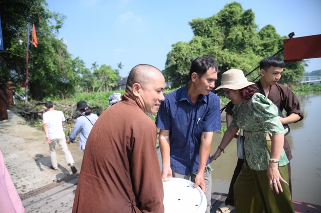 Phóng sinh tại bến phà Bình Mỹ