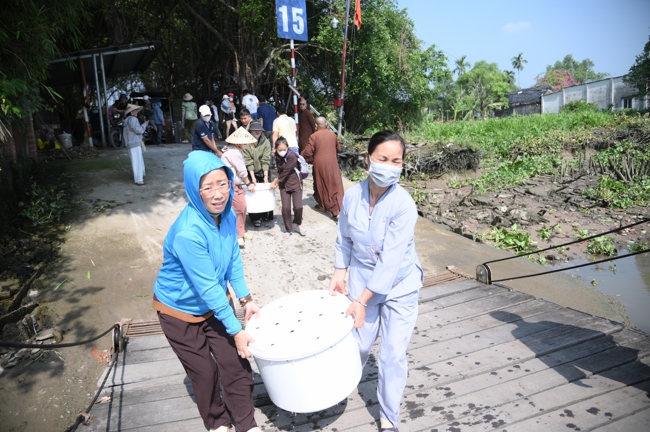 Phóng sinh tại bến phà Bình Mỹ