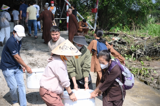 Phóng sinh tại bến phà Bình Mỹ