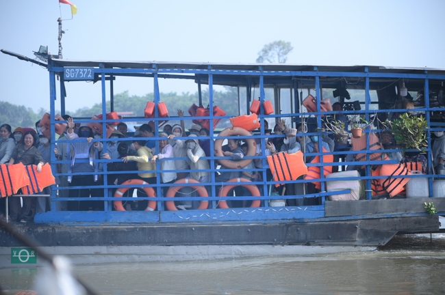 Phóng sinh tại bến phà Bình Mỹ