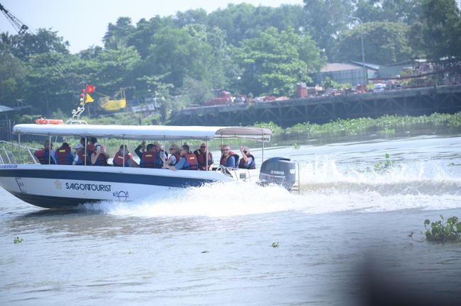 Phóng sinh tại bến phà Bình Mỹ