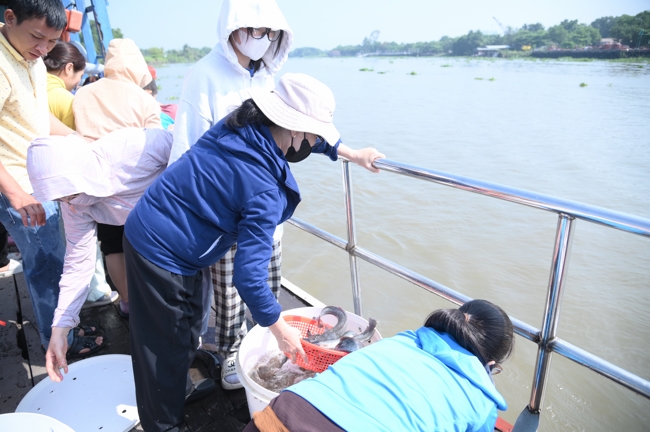 Phóng sinh tại bến phà Bình Mỹ