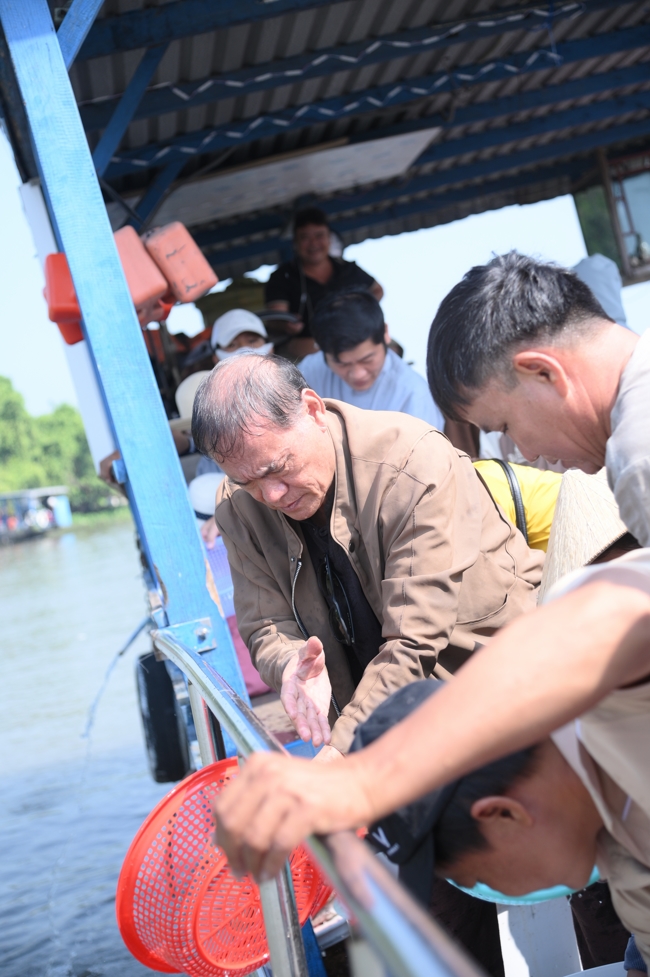 Phóng sinh tại bến phà Bình Mỹ