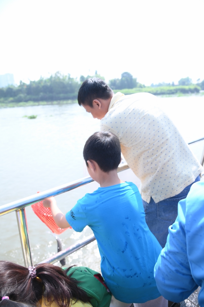 Phóng sinh tại bến phà Bình Mỹ