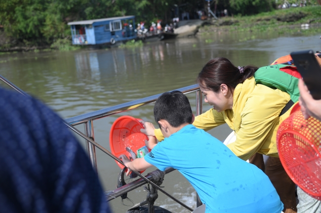 Phóng sinh tại bến phà Bình Mỹ