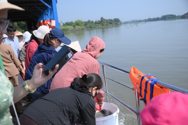 Phóng sinh tại bến phà Bình Mỹ