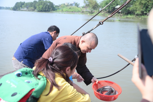Phóng sinh tại bến phà Bình Mỹ