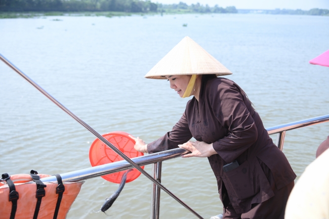 Phóng sinh tại bến phà Bình Mỹ