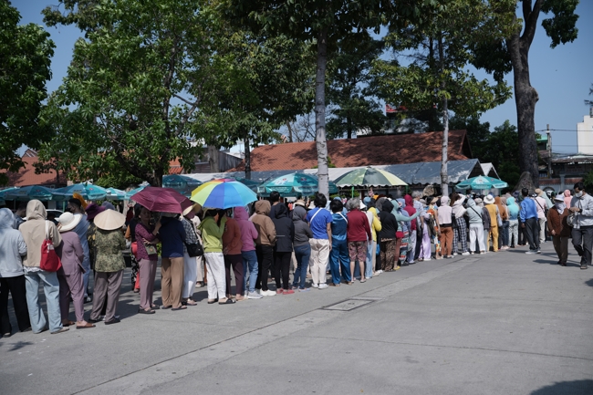 Chùa Hoằng Pháp tổ chức đổ bánh xèo miền Tây trong 03 ngày cho bà con gần xa.