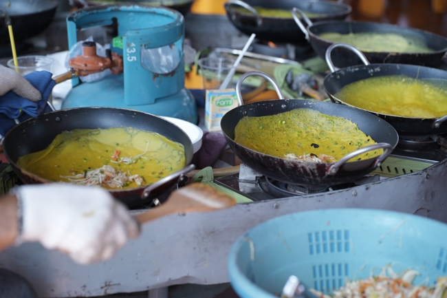 Chùa Hoằng Pháp tổ chức đổ bánh xèo miền Tây trong 03 ngày cho bà con gần xa.