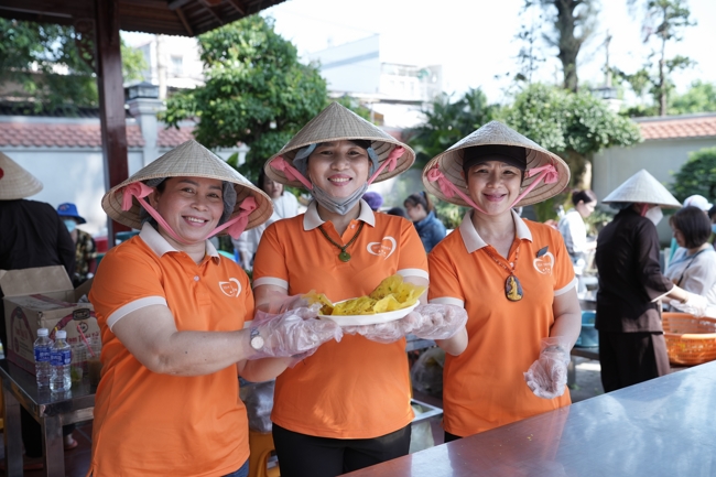 Chùa Hoằng Pháp tổ chức đổ bánh xèo miền Tây trong 03 ngày cho bà con gần xa.