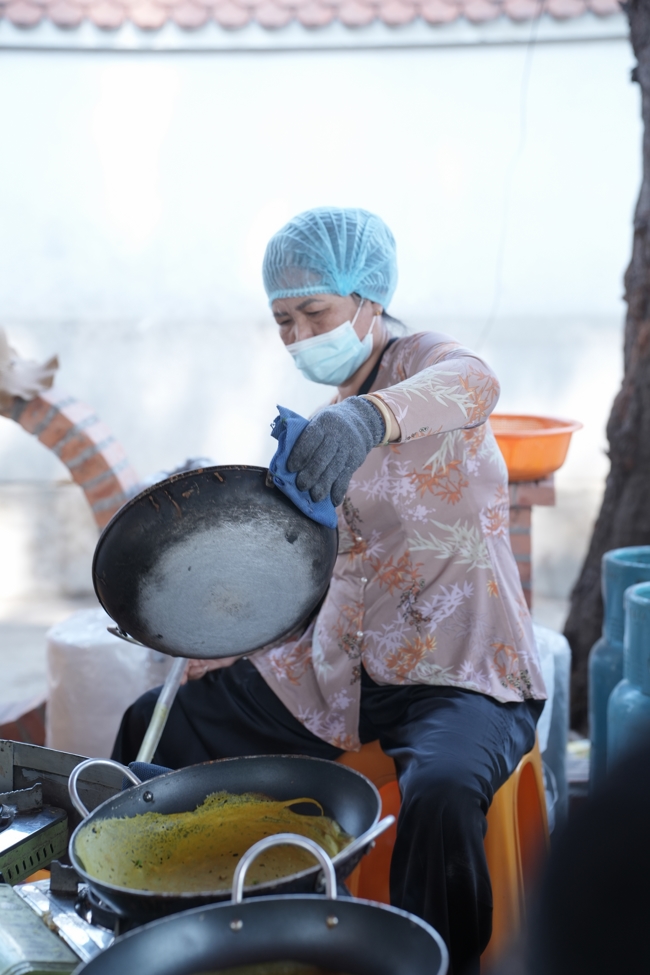 Chùa Hoằng Pháp tổ chức đổ bánh xèo miền Tây trong 03 ngày cho bà con gần xa.