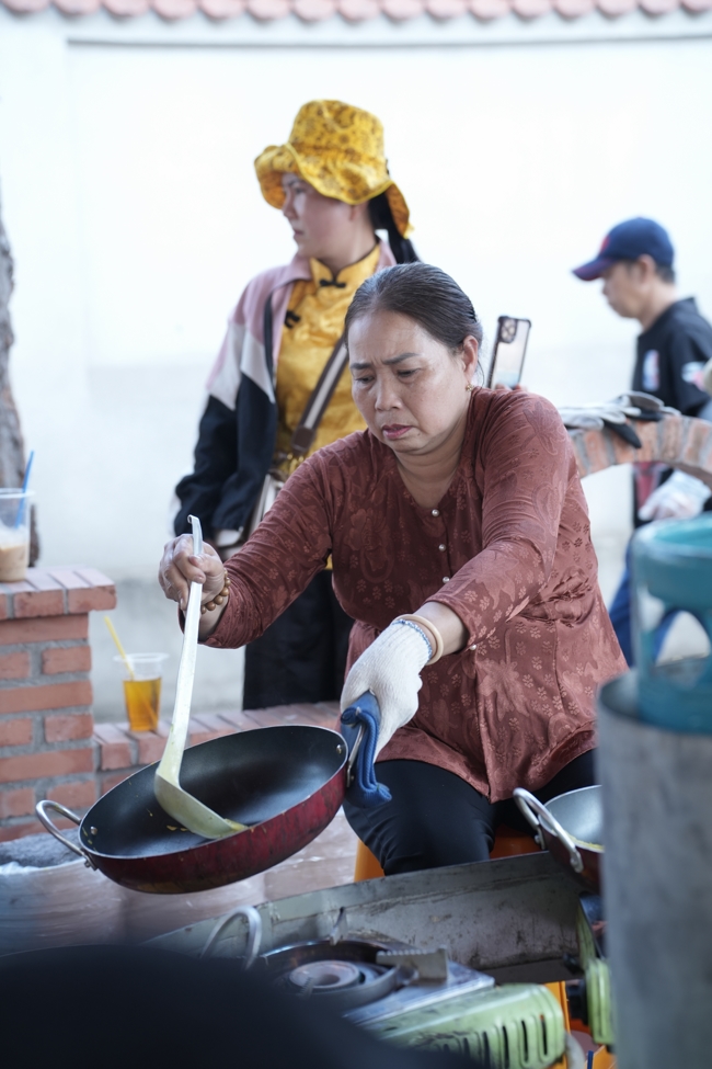 Chùa Hoằng Pháp tổ chức đổ bánh xèo miền Tây trong 03 ngày cho bà con gần xa.